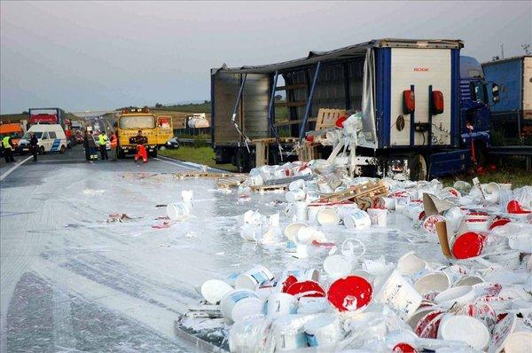 Több tonna festék ömlött az M7-es autópályára